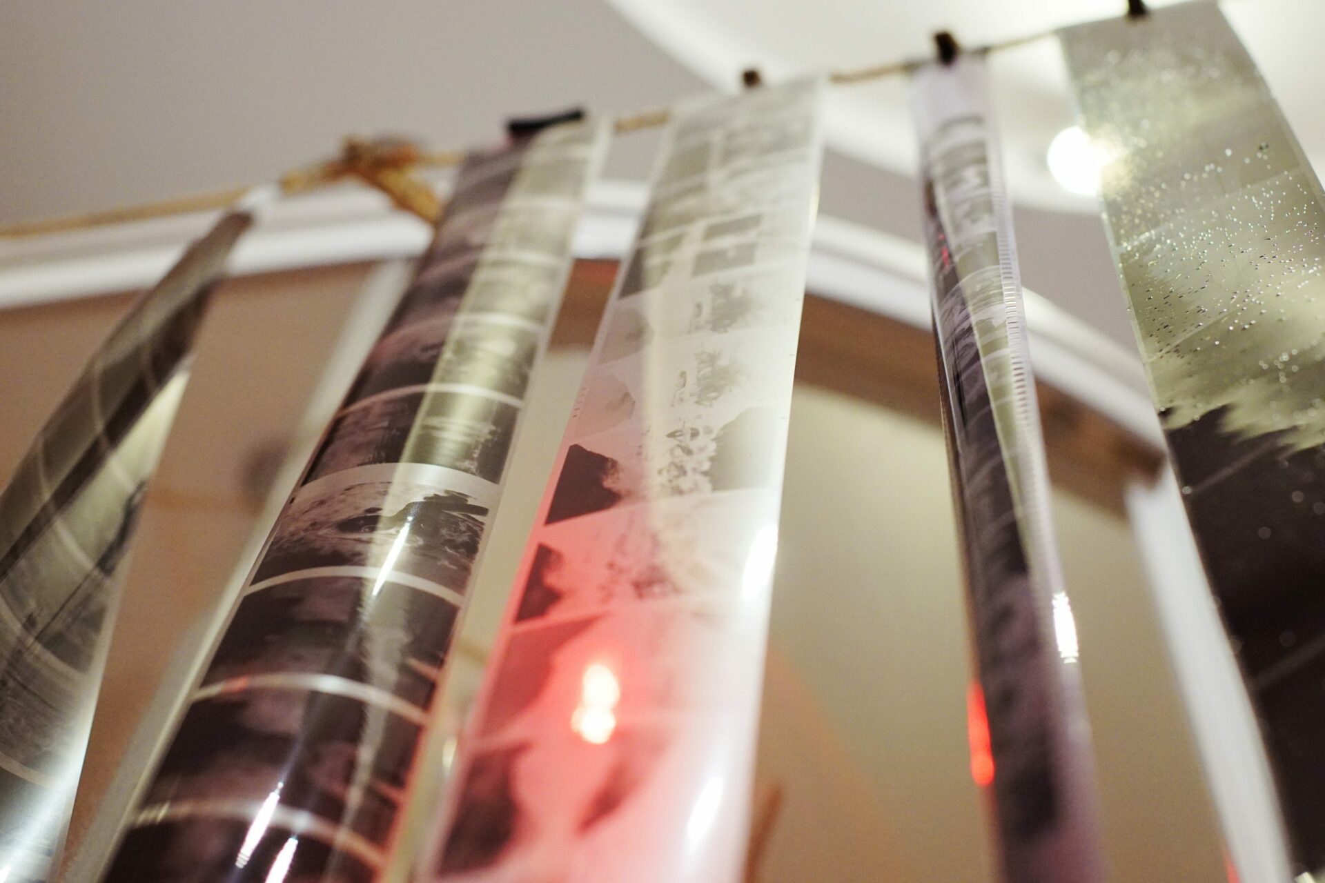 Negativo de película fotográfica de formato medio y 35 mm colgando secándose en una línea de cuerda en el baño fotografía analógica